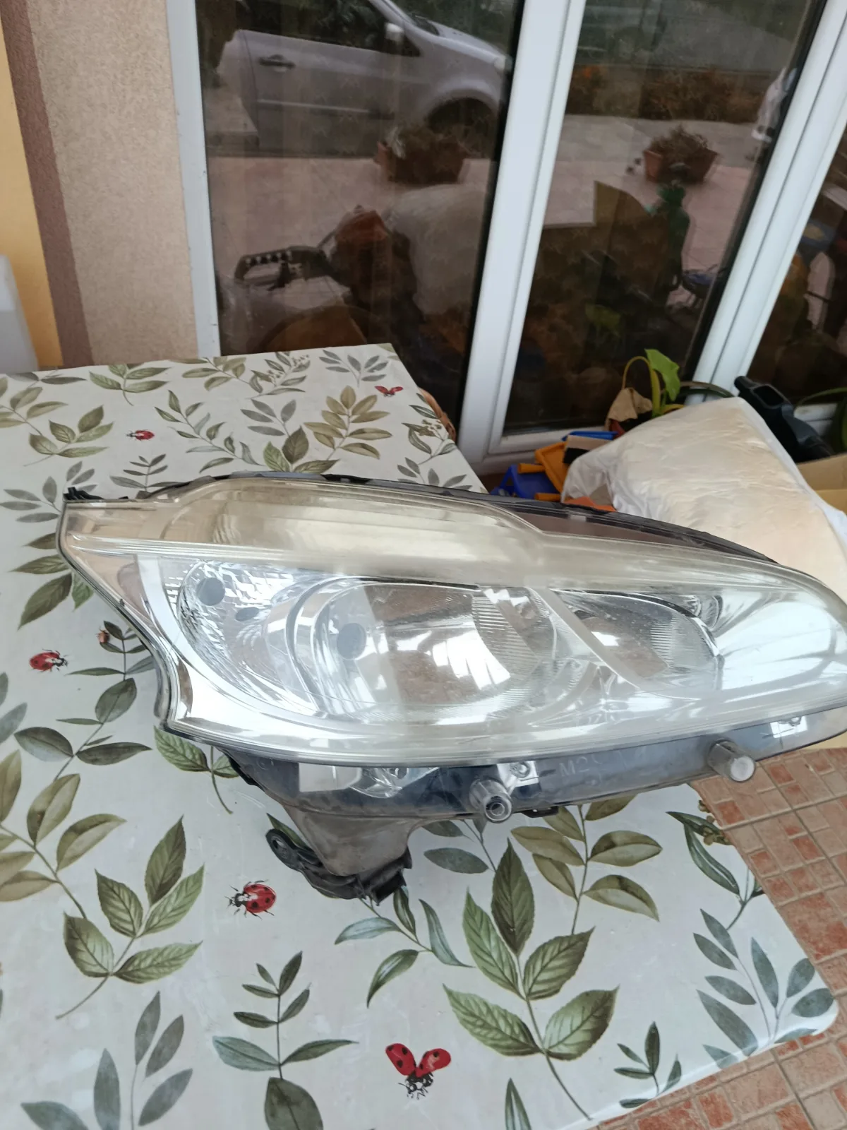 Prednji desni far Peugeot 208 1 — Peugeot 208 1 2014 (fotografija 1 od 2)