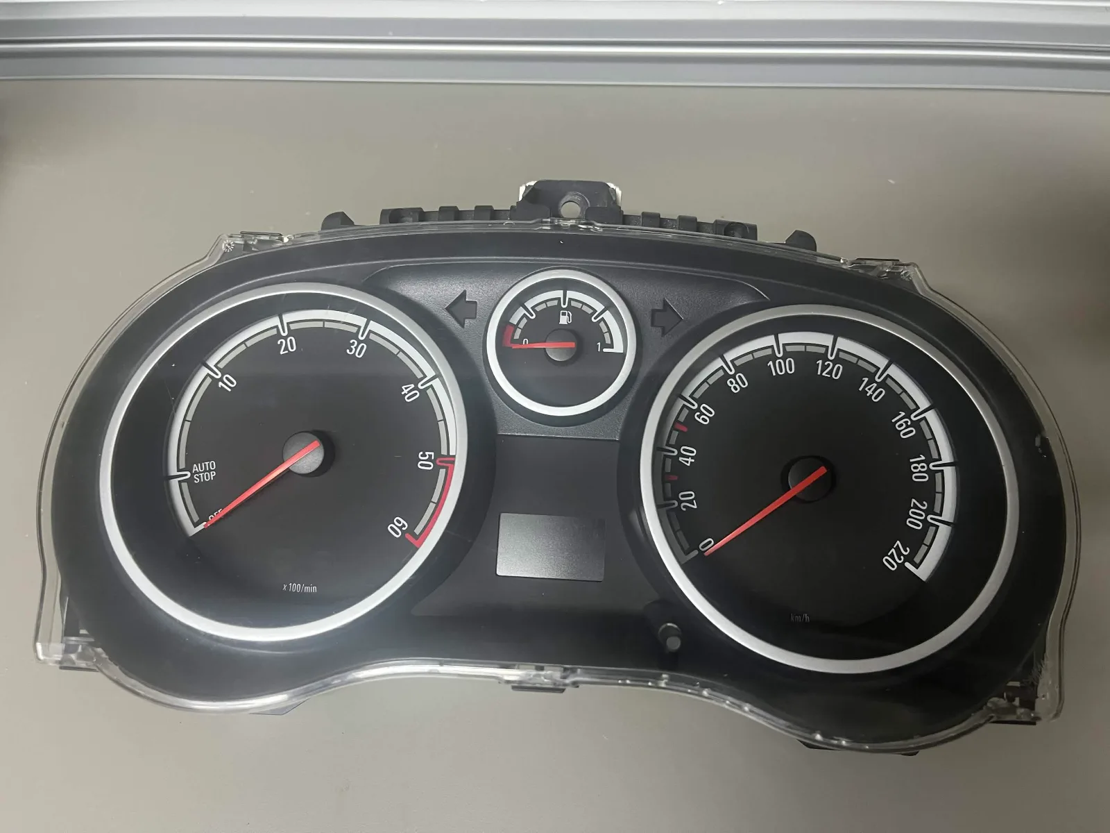 Instrument tabla Opel Corsa D — Opel Corsa D (fotografija 1 od 2)