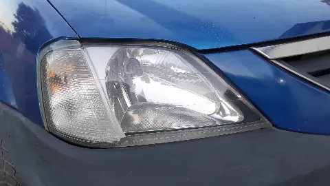 Desni far dacia logan — Dacia Logan 1