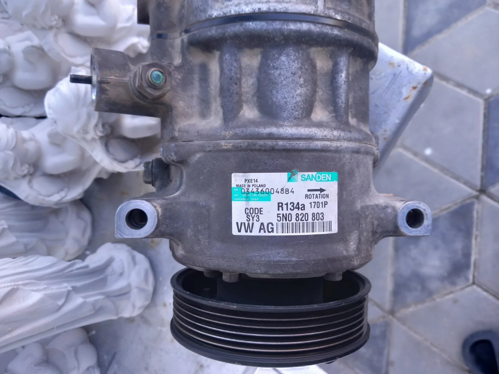 Kompresor klime Volkswagen Passat B6 — Volkswagen Passat B6 (fotografija 1 od 3)