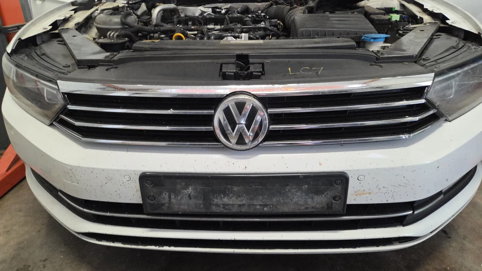 Prednji branik — Volkswagen Passat B8 2017 (fotografija 1 od 3)