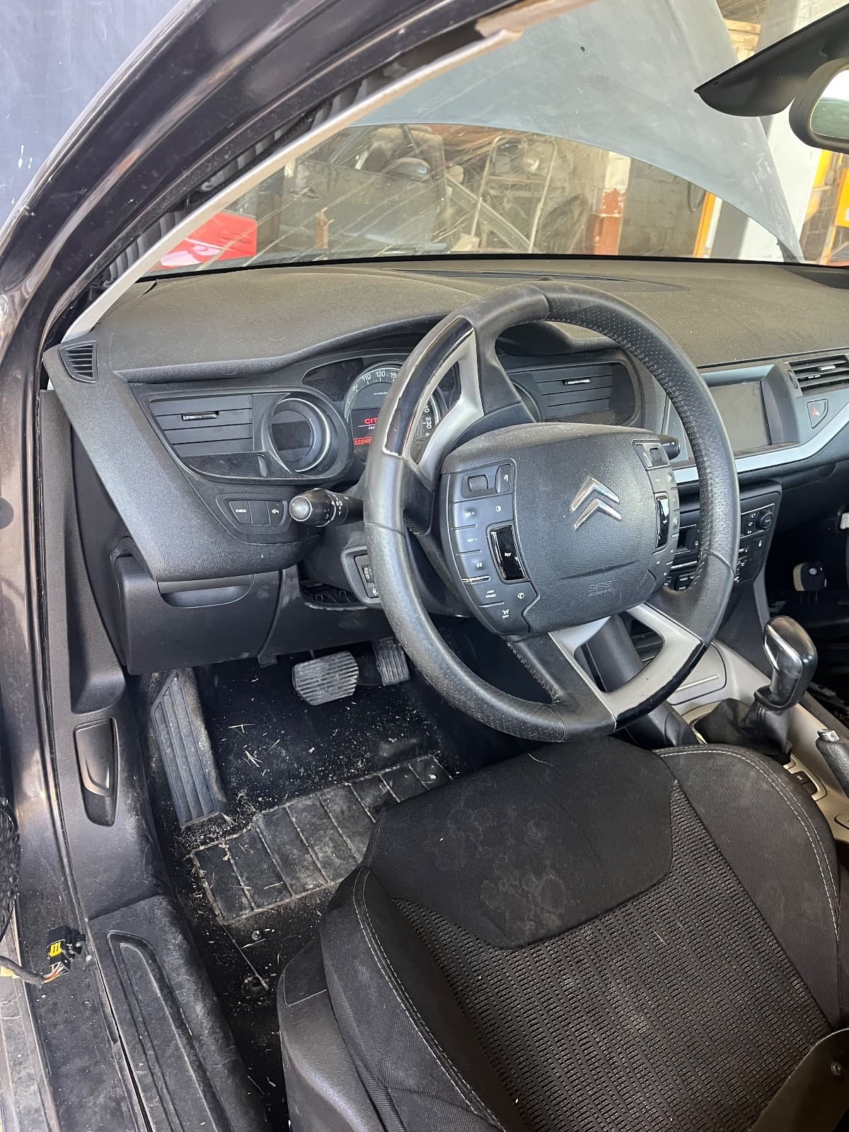 Enterijer Citroen c5 — Citroën C5 1 2012 (fotografija 1 od 4)